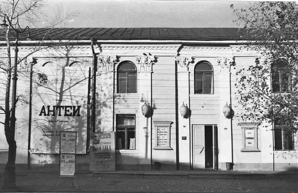 Липецкий драмтеатр, позднее здание филармонии. За спиной фотографа старый кинотеатр "Октябрь" 